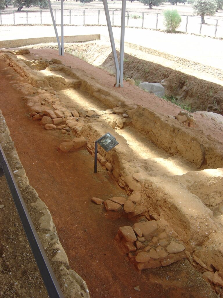 Habitaciones exteriores de Cancho Roano, en Zalamea de la Serena. Es otro yacimiento del interior extremeño, incluido como comparación territorial; no es Casas del Turuñuelo.