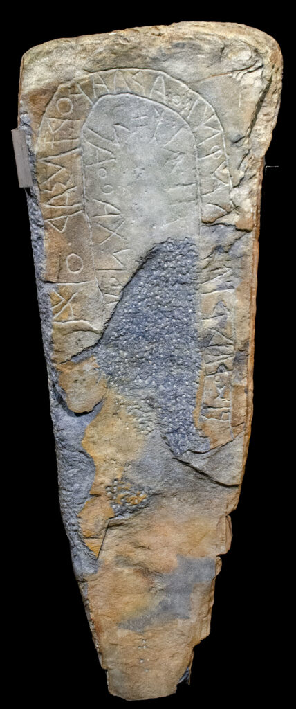 Réplica de la estela de Montegordo en el Museu da Escrita do Sudoeste de Almodôvar, Portugal. Se muestra una reproducción museográfica, no la pieza original.