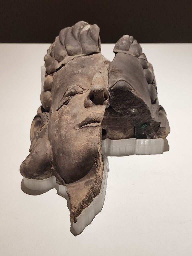 Otra vista de los rostros del Turuñuelo en exposición. Las interpretaciones como divinidades, ancestros o personajes de prestigio requieren contrastarse con el contexto del hallazgo.