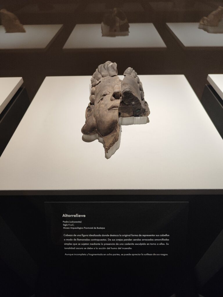 Rostros procedentes del Turuñuelo, fotografiados durante su exposición en el Museo Arqueológico Nacional. La presencia de figuras humanas no resuelve por sí sola su identidad.