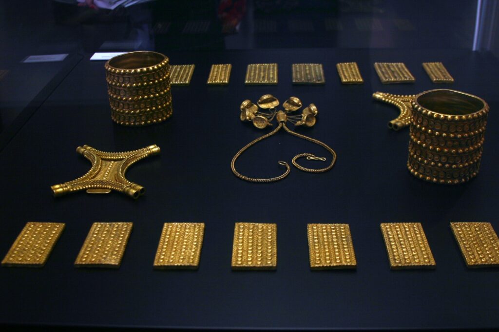 Exposición de piezas de oro del tesoro del Carambolo.