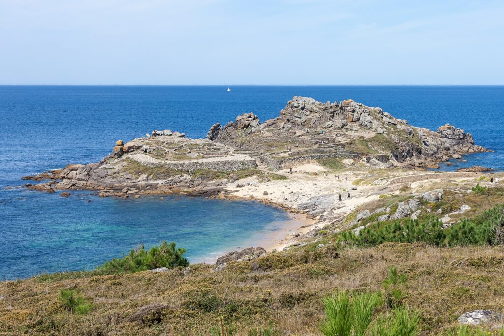 Vista del castro de Baroña sobre una península rocosa junto al Atlántico.